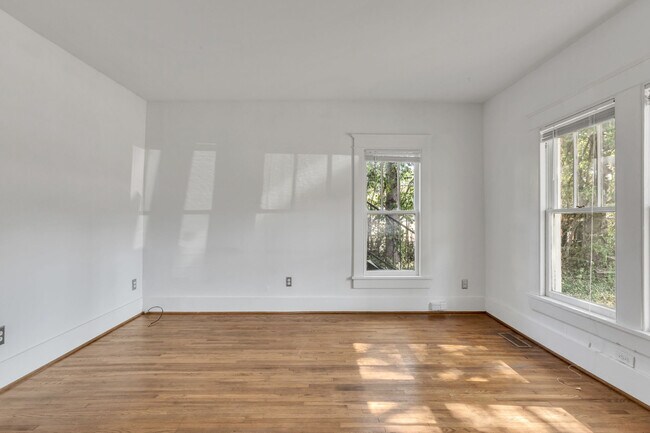 Building Photo - Charming Sylvan Park Shotgun Apartment in a Darling Triplex!