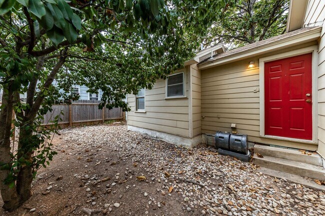 Building Photo - 909 E 38th St