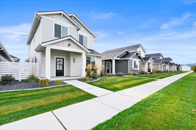 Building Photo - Spacious Two Story Single Family Home