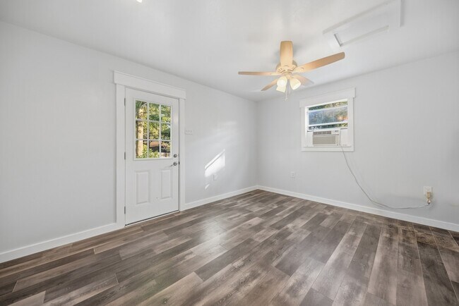 Building Photo - 9481 Lake Forest Cir
