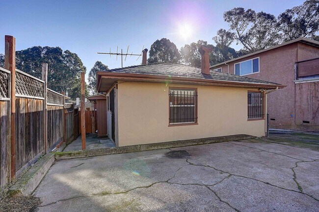 Building Photo - 3047-3049 Berlin Way