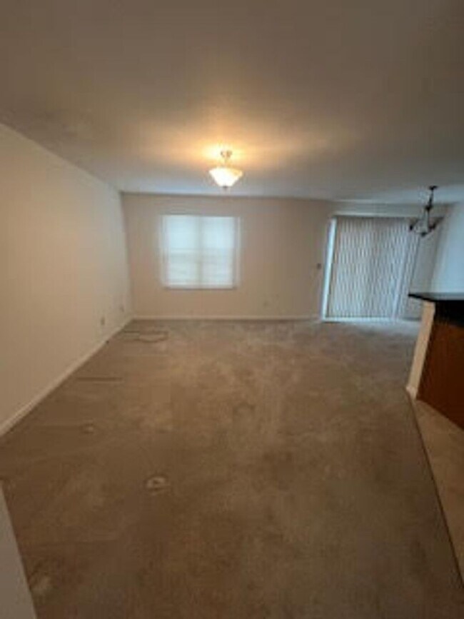 Building Photo - 487 Sparrow Way