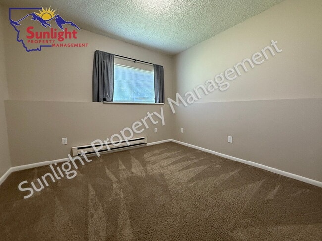 Building Photo - Freshly Updated 2 Bed Unit with Garage & A...