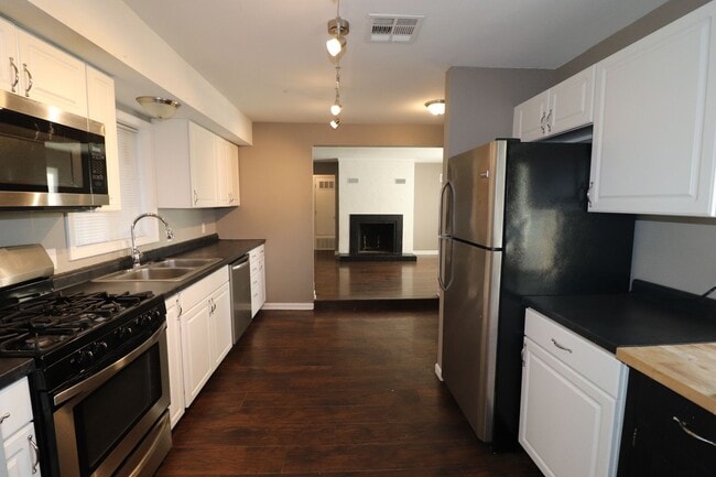 Building Photo - Family home for rent!