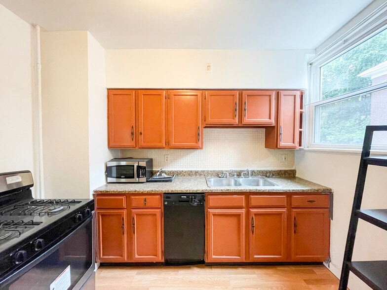 Building Photo - 5722 Beacon St