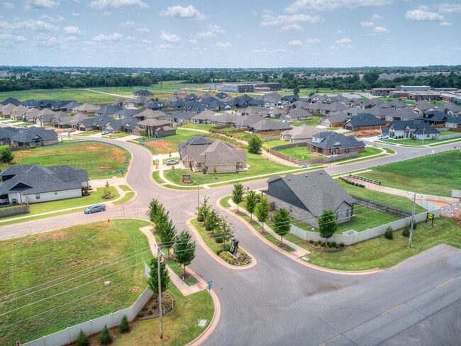 Building Photo - Newer Home available Mid-August 2026- Mustang Park- Storm Shelter