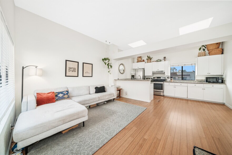 Building Photo - 61 Pearl