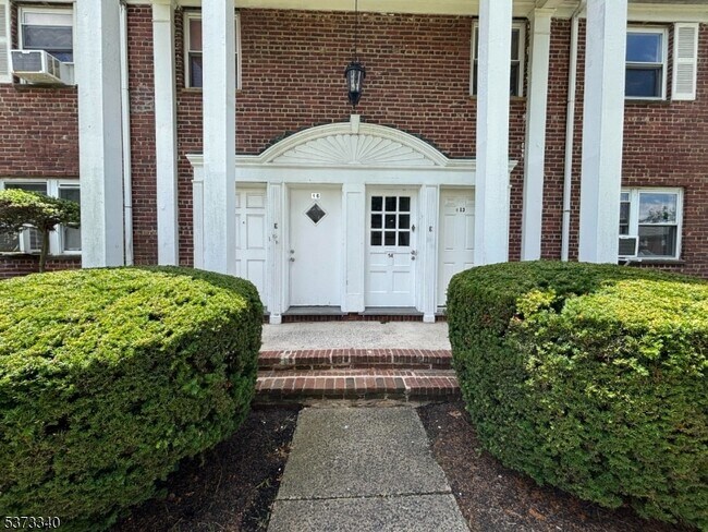 Building Photo - 802 E Front St