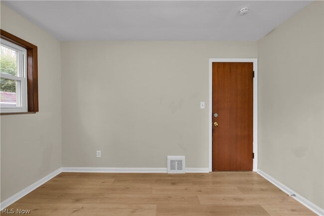 Building Photo - 478 E 222nd St