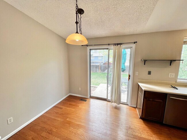 Building Photo - 3 bed, 1 bath Tri-level Home in Foxstone Neighborhood