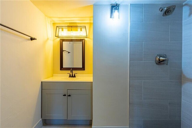 Building Photo - 3125 Oakland Shores Dr