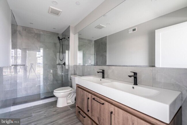 Building Photo - 2401 Washington Ave