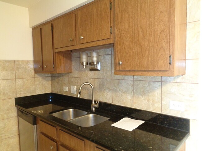 Building Photo - 14785 Lake View Dr