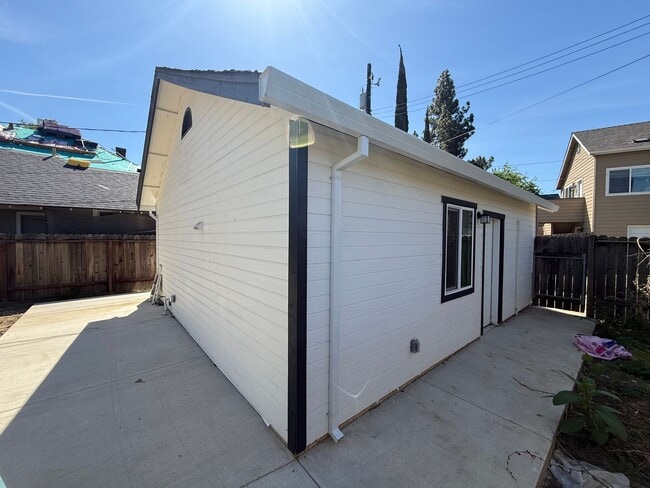 Building Photo - AVAILABLE NOW!  Newly Remodeled 1 bedroom, 1 bath in downtown area, won't last long!