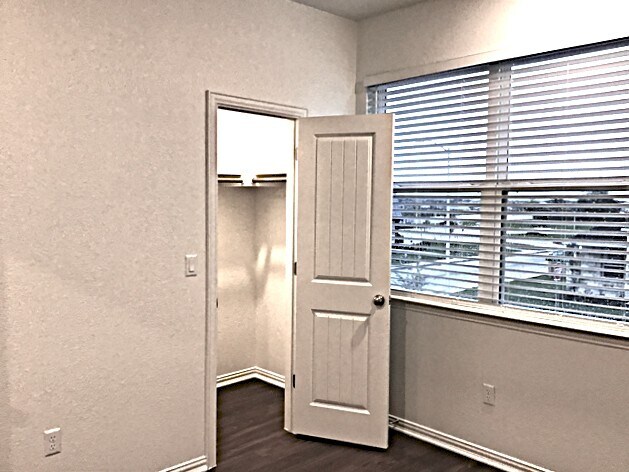 Building Photo - 2725 Wolfcreek