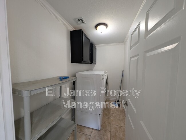 Building Photo - 4626 S Maplewood Ave