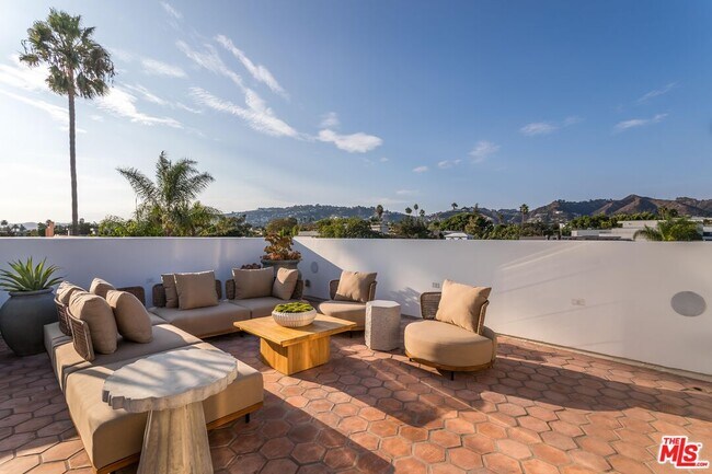 Building Photo - 820 N Vista St