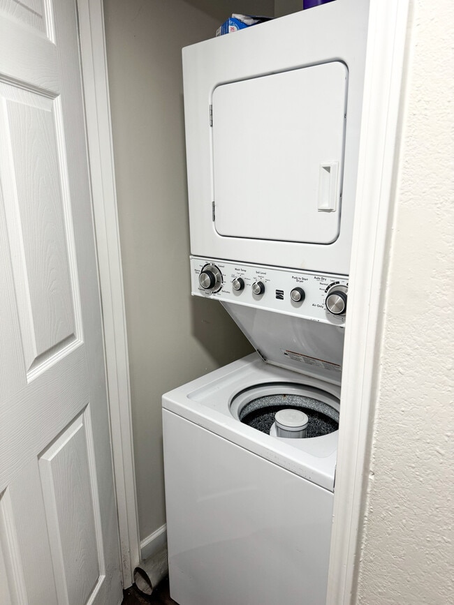 Building Photo - 807 Park Lane