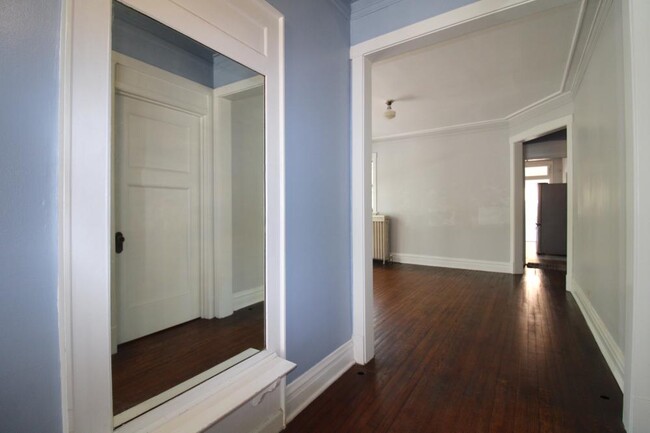 Building Photo - 3 bedroom in Chicago IL 60626