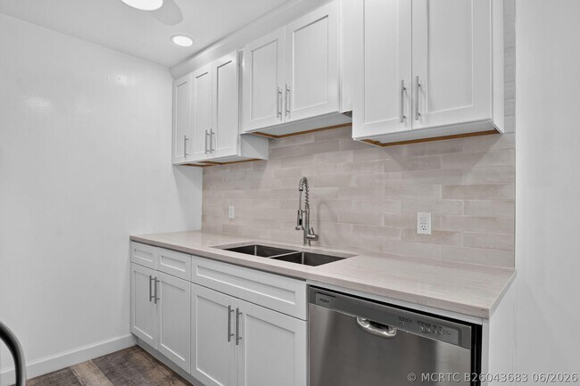 Building Photo - 3045 Cornwall C