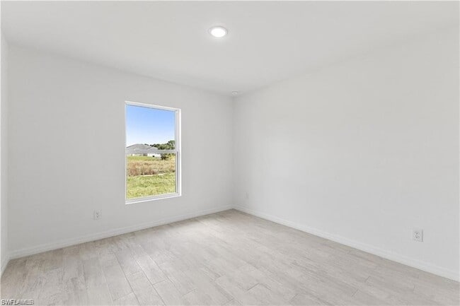 Building Photo - 835 Palomino St E