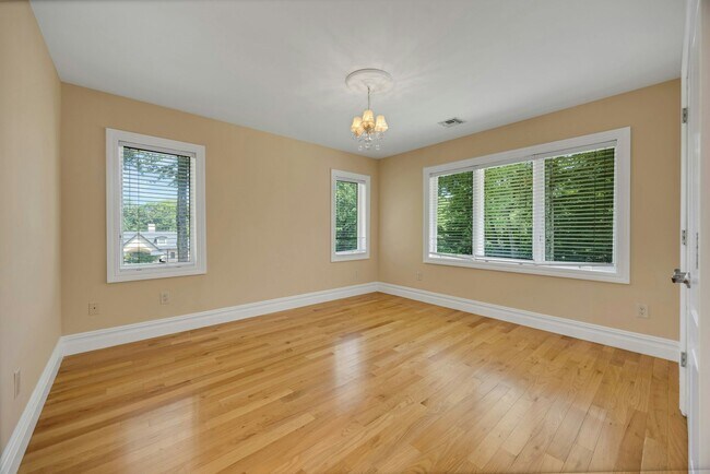 Building Photo - 252 Mabel Pl
