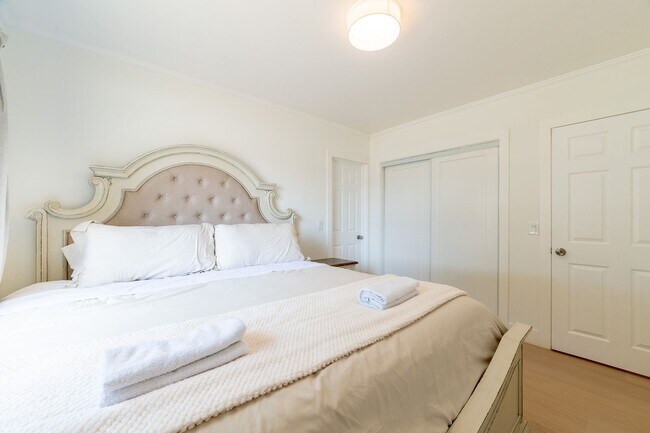 Building Photo - Relaxing 4BR Family Home Near Attractions ...