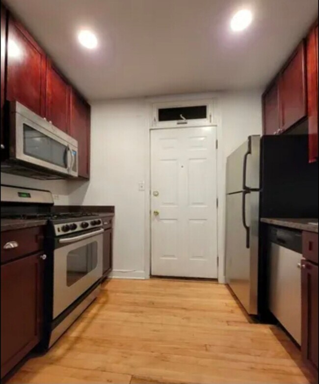 Building Photo - 681 W Wrightwood Ave