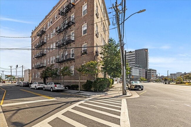 Building Photo - 2 S Hartford Ave