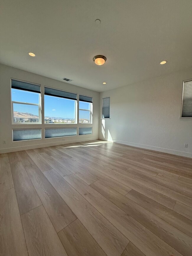 Building Photo - 2425 Waterside Dr