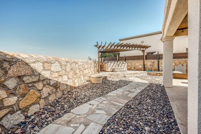 Building Photo - Beautiful Westside home FURNISHED with 4 b...