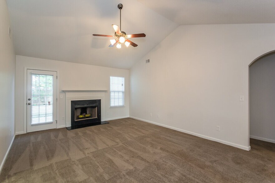 Building Photo - 448 Camella Cir