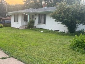 Front - 1379 Idaho Ave E