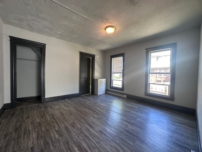 Building Photo - 1124-2 Walnut-N
