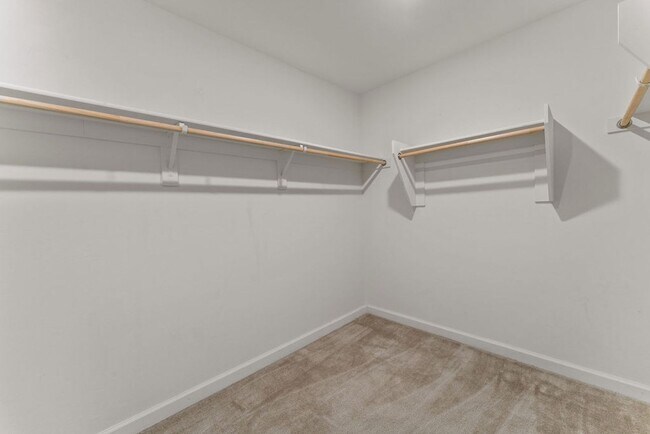 Building Photo - 4 Bedroom 2.5 Bathroom