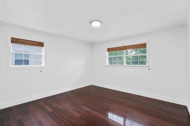 Building Photo - Perfectly Located Home Near Downtown Round...