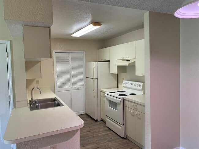 Building Photo - 2550 N Alafaya Trail