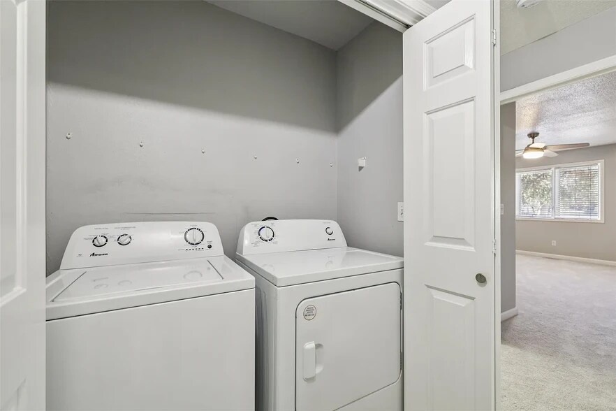 Building Photo - 811 Burr Oaks Dr