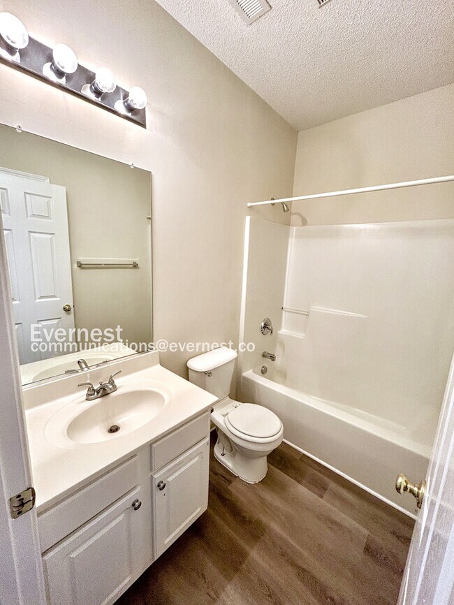 Building Photo - Spacious 3 Bedroom Home in High Point / Up...