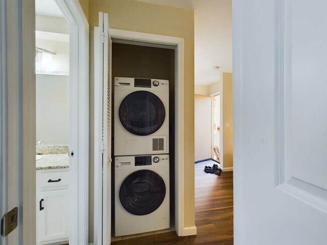 Building Photo - Luxury Monterey Condo with washer-dryer