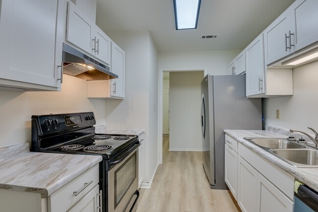 Building Photo - 4315 Parkwood Dr