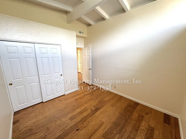 Building Photo - Beautiful 3-Bed, 2 Bath Mission Fields Home in Carmel-by-the-Sea with Modern Kitchen and Hardwood...