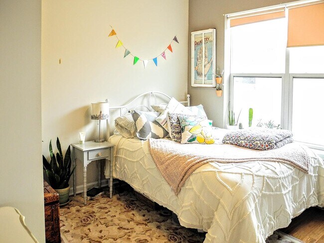 Building Photo - 1509 W Girard Ave