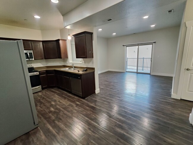 Primary Photo - Charming 3-Bed, 2-Bath Condo - Two Weeks F...