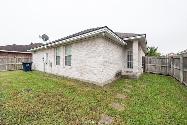 Building Photo - 906 Gardenia St