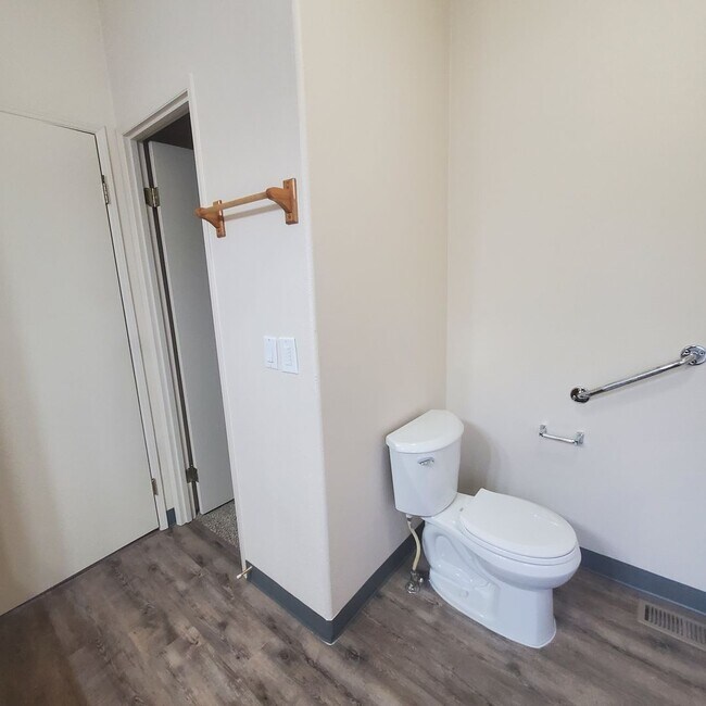Building Photo - Newly Renovated Pet Friendly 3 Bed / 2 Bat...