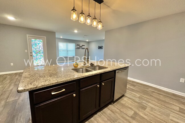 Building Photo - AVAILABLE NOW IN REDSTONE COMMONS