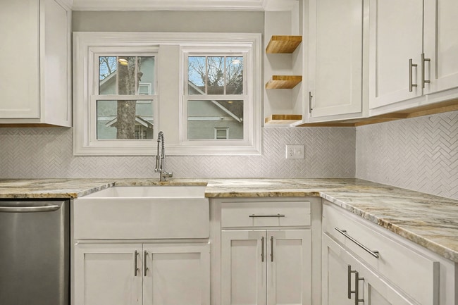 Building Photo - Sylvan Park Charm!