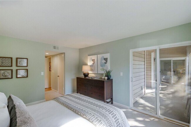 Building Photo - Resort Style Oakland Condo with Private Terrace