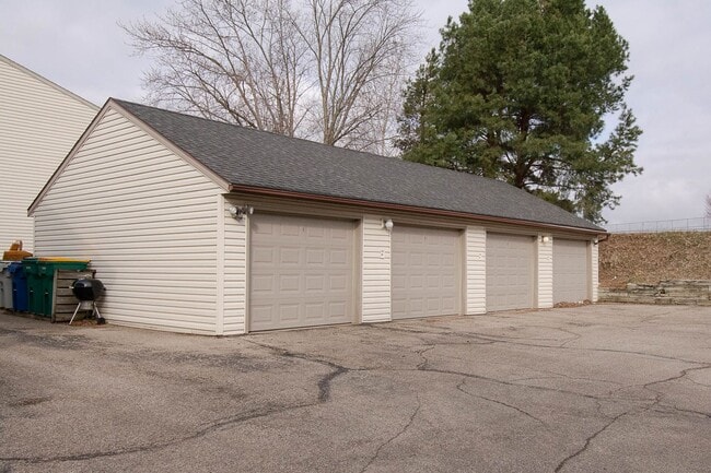 Building Photo - Secure Main Floor Condo w/ Garage!
